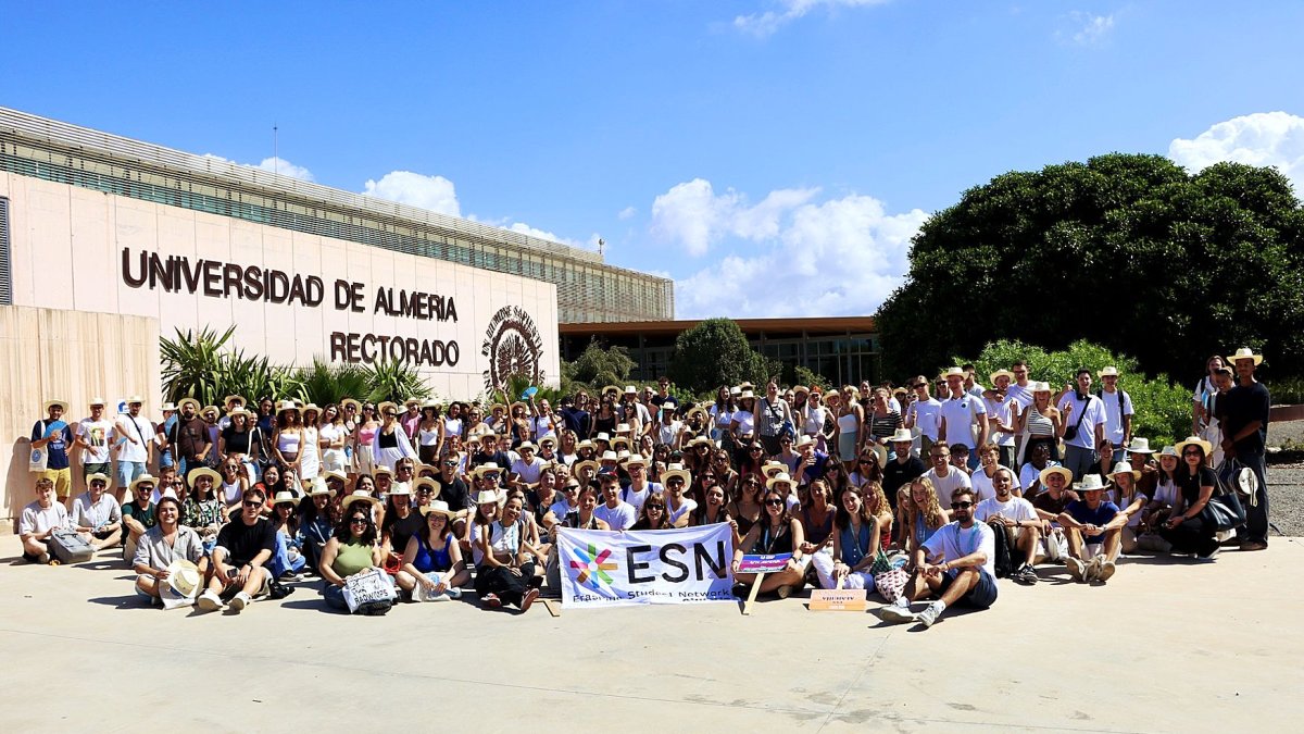 Foto de familia de los estudiantes recién llegados a la Universidad de Almería.