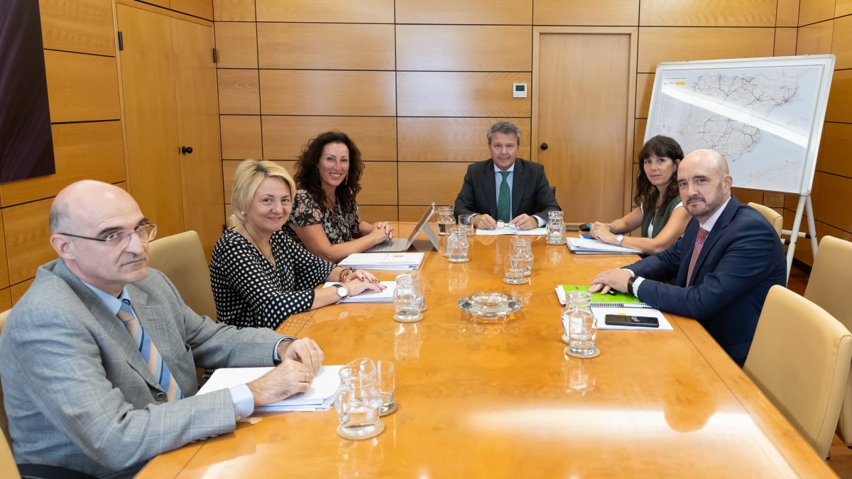 Un momento de la reunión celebrada ayer en Madrid entre la alcadesa de Almería y el secretario de Estado de Transportes.