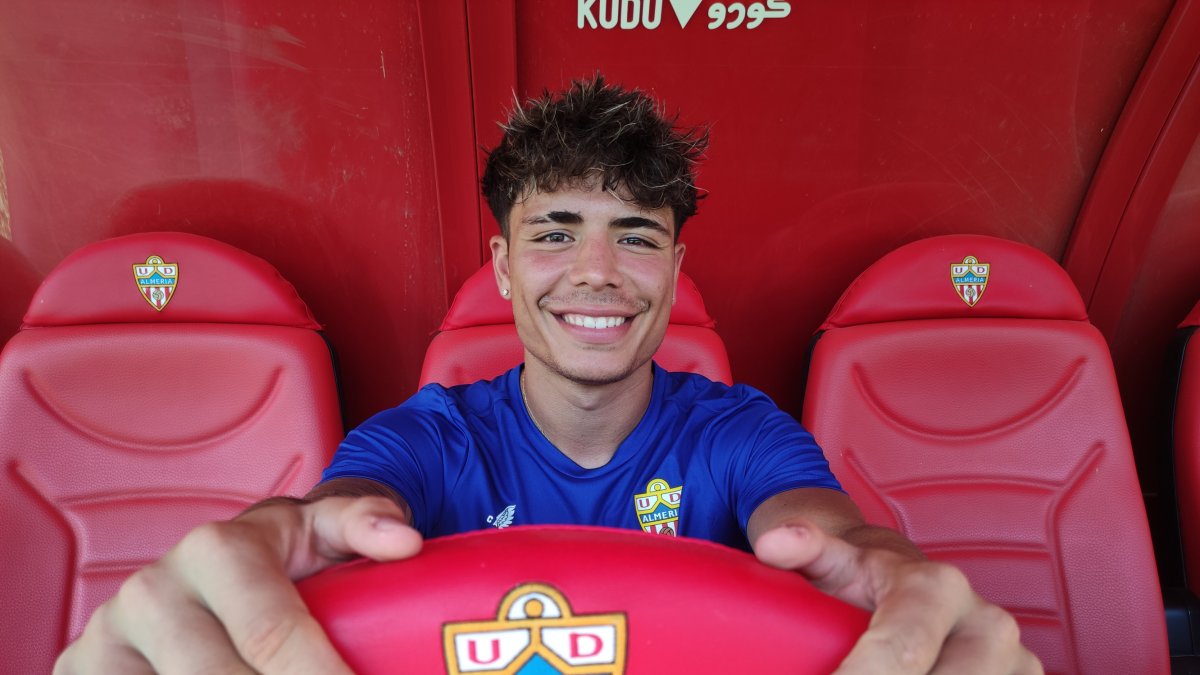 La estrella del Almería con LA VOZ y Cadena SER en el banquillo de Rubi.