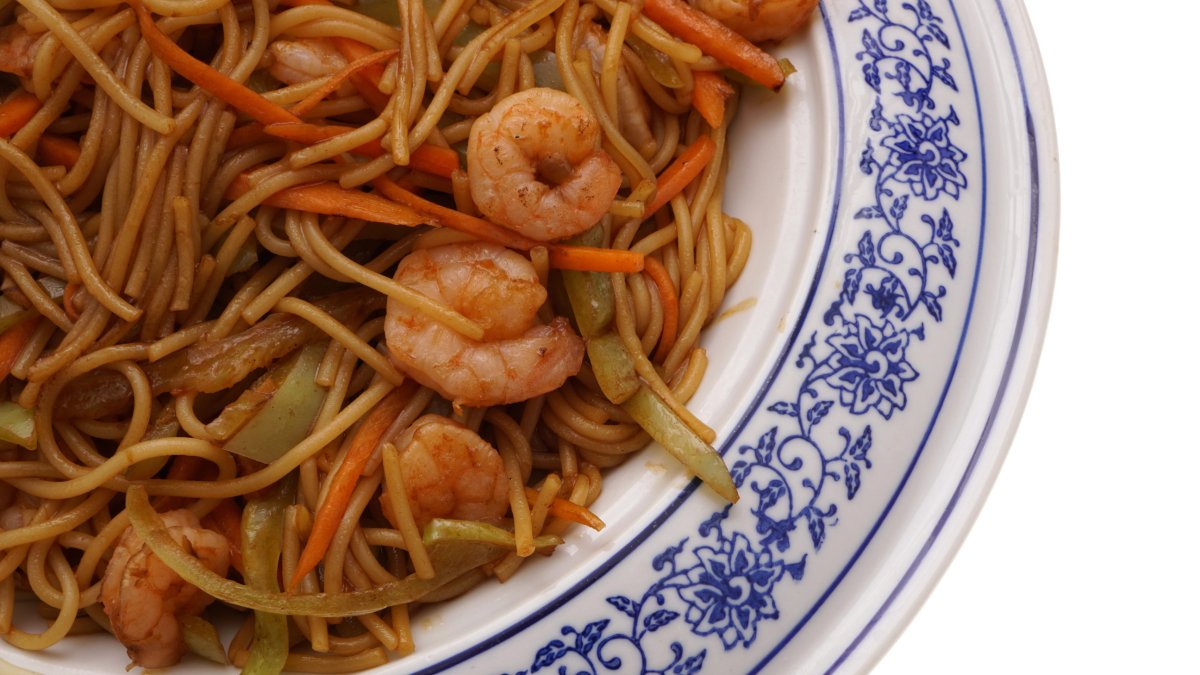 Noodles con gambas (Imagen: Depositphotos).