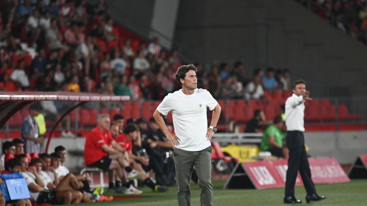 Atento en la banda ante el Sporting de Gijón.