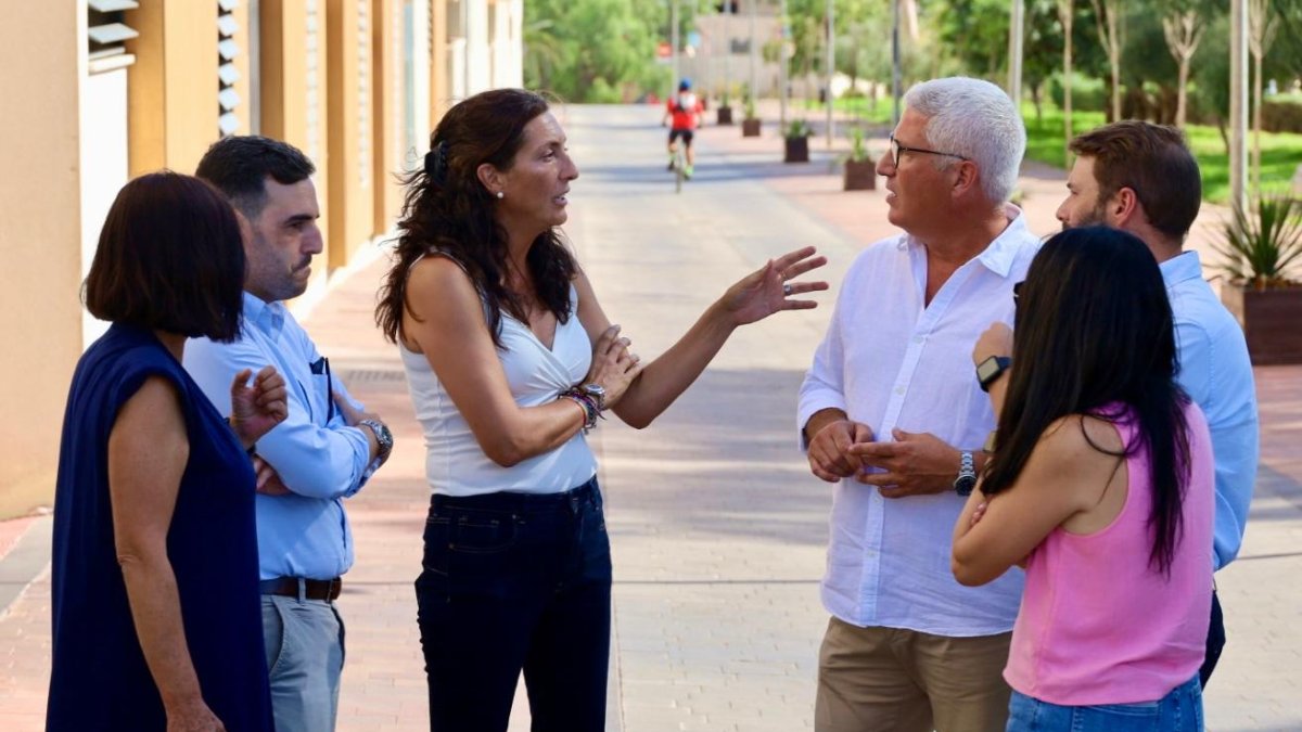 La consejera de Inclusión Social, Loles López junto al alcalde de Huércal de Almería, en su visita al municipio.