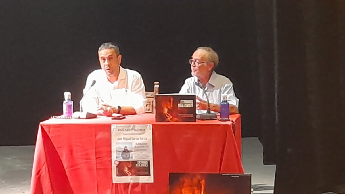 José Miguel García García, a la izquierda, y Antonio Fernández, en la presentación del libro.