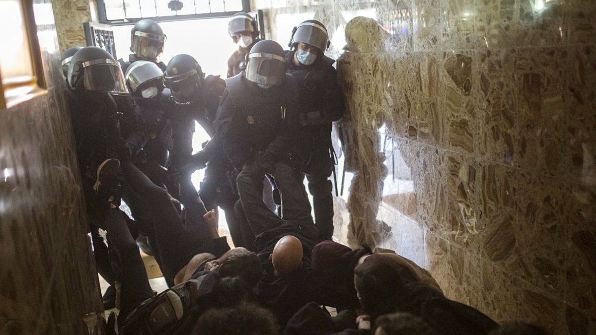 Agentes de la Policía Nacional entran en un edificio para ejecutar un lanzamiento.