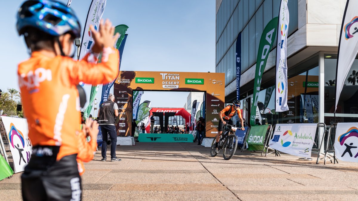 Unos niños saludan a los corredores en la Škoda Titan Desert Almería.