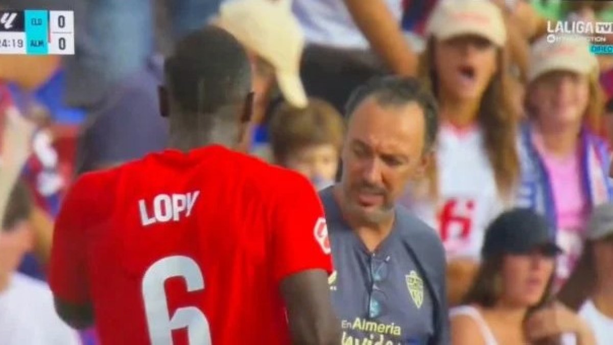 Aficionada insulta de manera racista a Lopy, jugador de la UD Almería, en el Eldense-Almería de Segunda División.