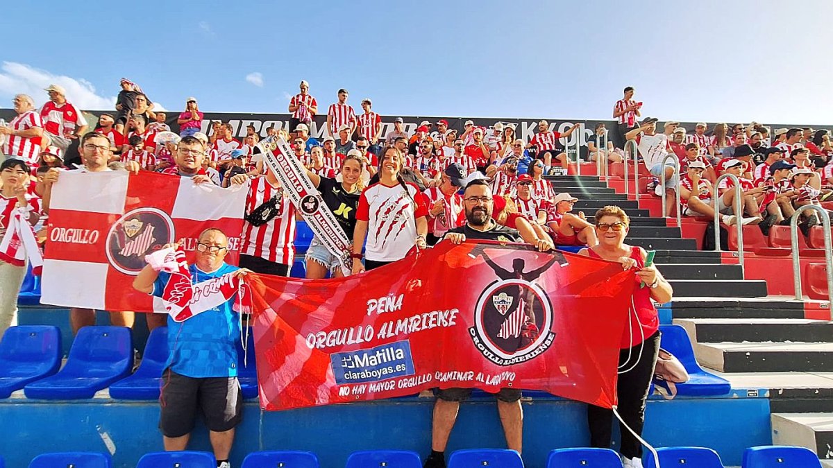 El Almería tuvo un fondo lleno de seguidores que no vieron un disparo a puerta de su equipo.