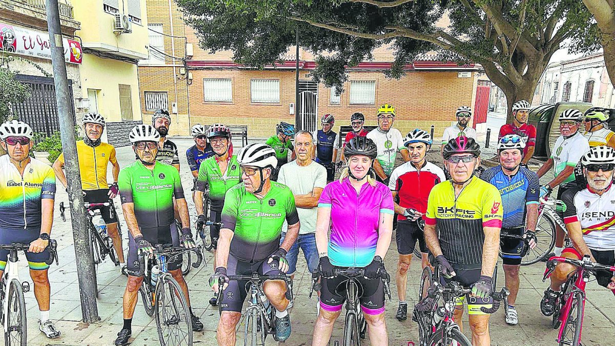 Fermín Salazar congregó a amigos y compañeros de piso para llegar a Enix desde el barrio de Los Molinos.