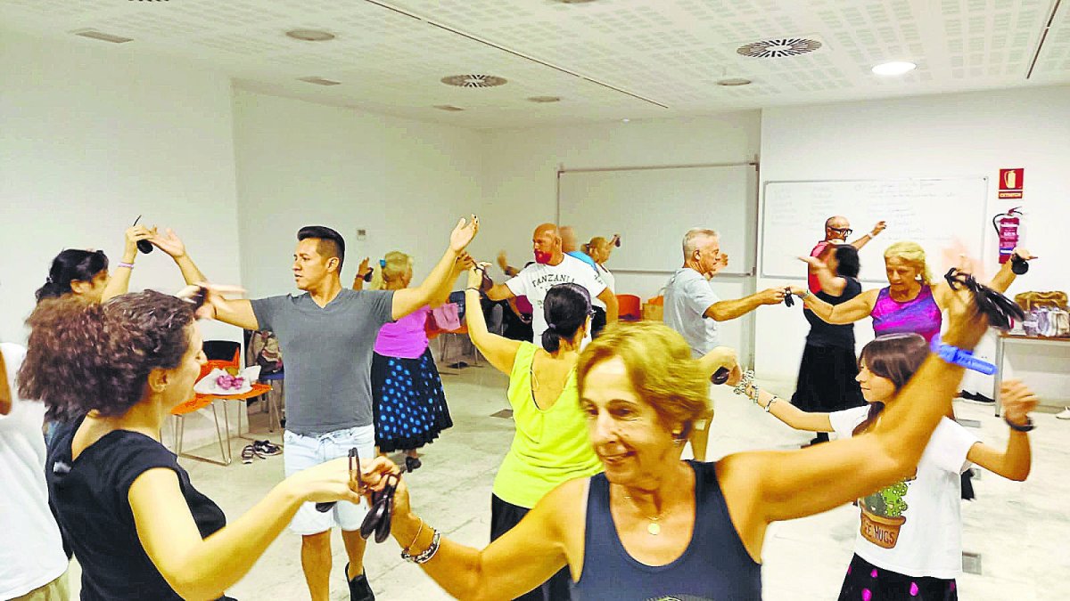 Una quincena de personsas ensayan uno de los bailes tradicionales de Almería.