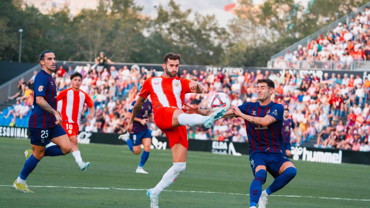 El brasileño Leo Baptistao fue de los mejores en el partido en Elda ante el Eldense.