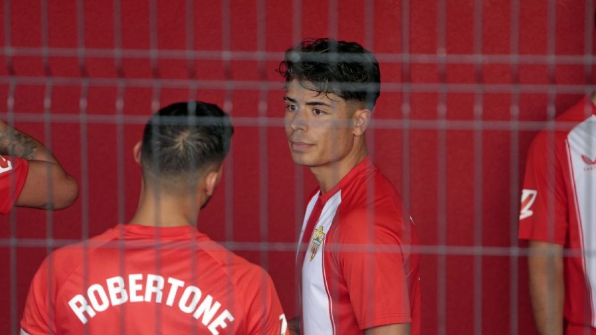 NIco Melamed, parece atrapado en el tiempo, ya no brilla.