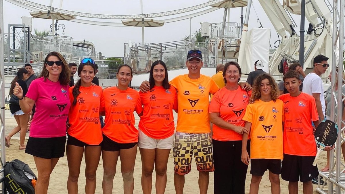 Foto de familia del Club Tenis Playa Cabogata en el Mundial celebrado en Italia.