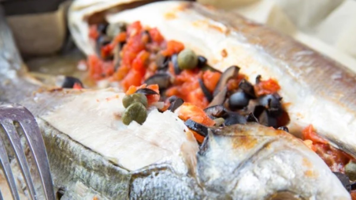 Una lubina con alcaparras. (Imagen: Depositphotos)