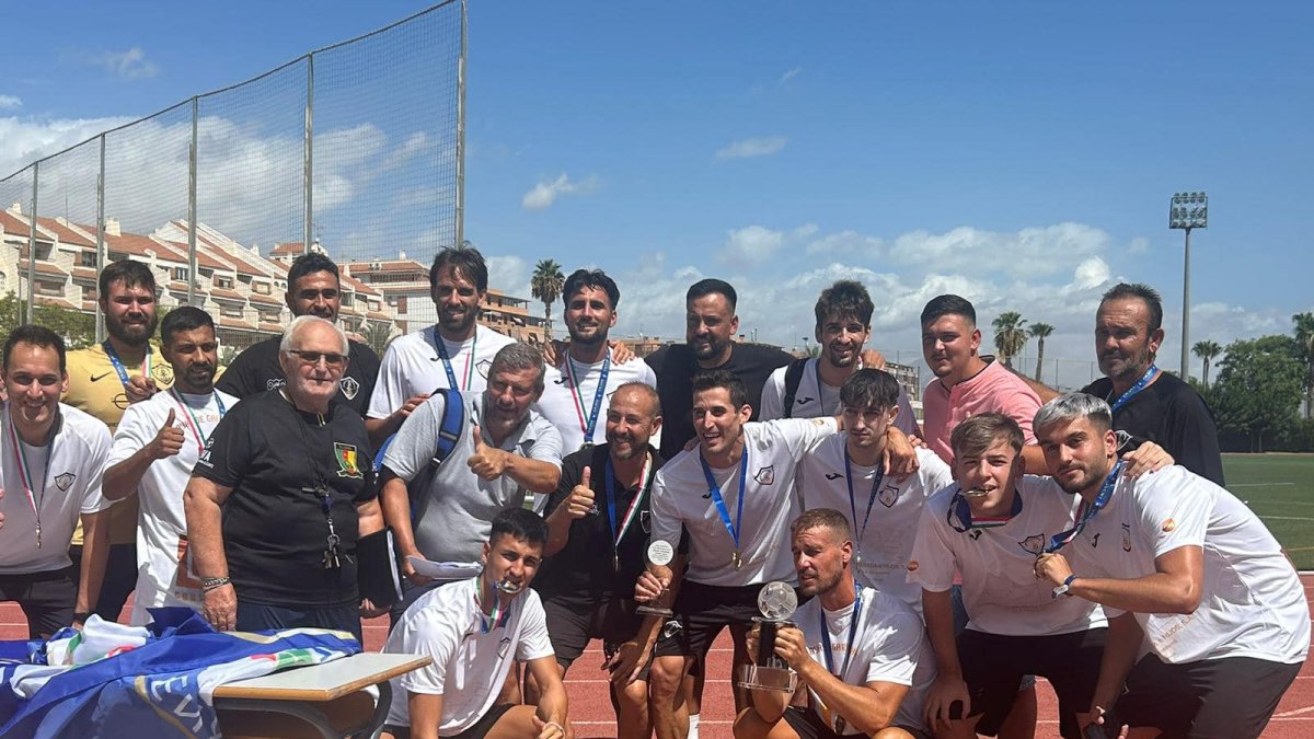 El CD Playas de Garrucha posa con el trofeo de campeones.