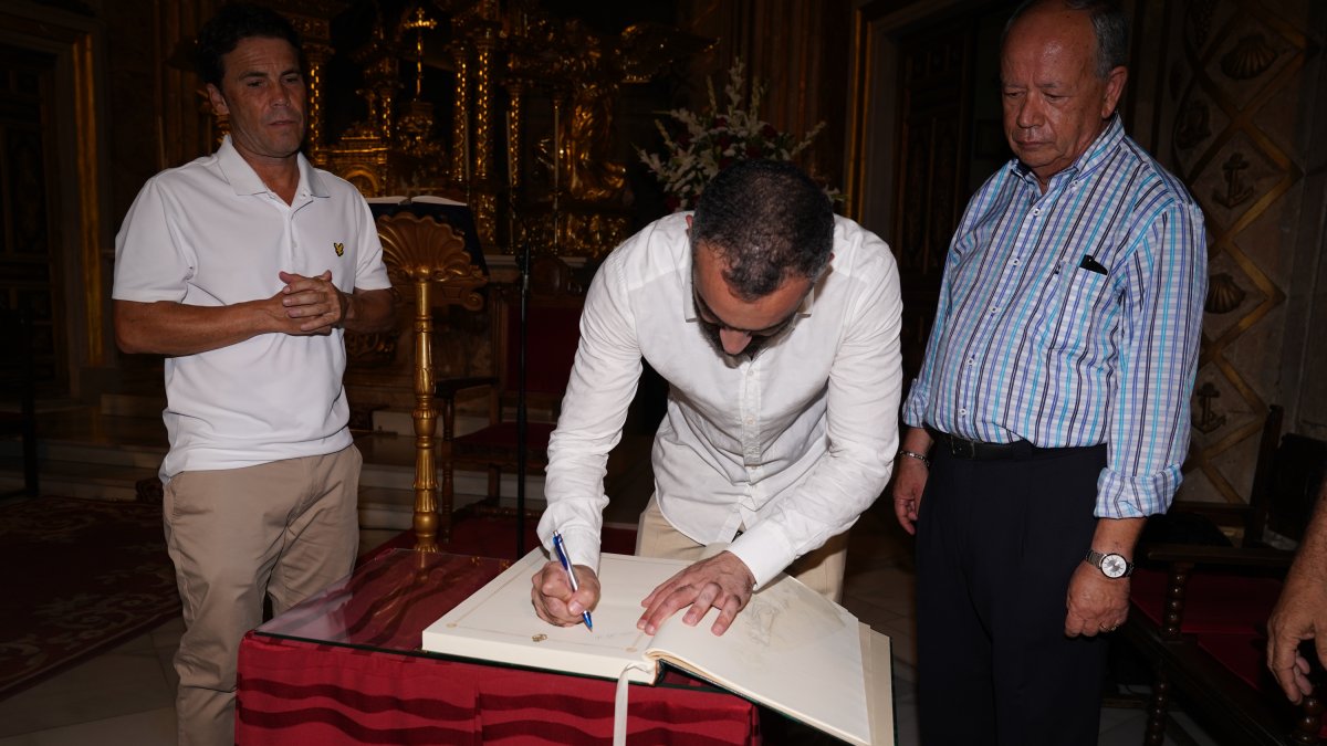 Al Almería se le da mejor firmar futbolistas que competir.