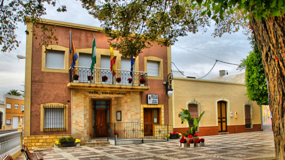Vista de la fachada del Ayuntamiento de Rioja