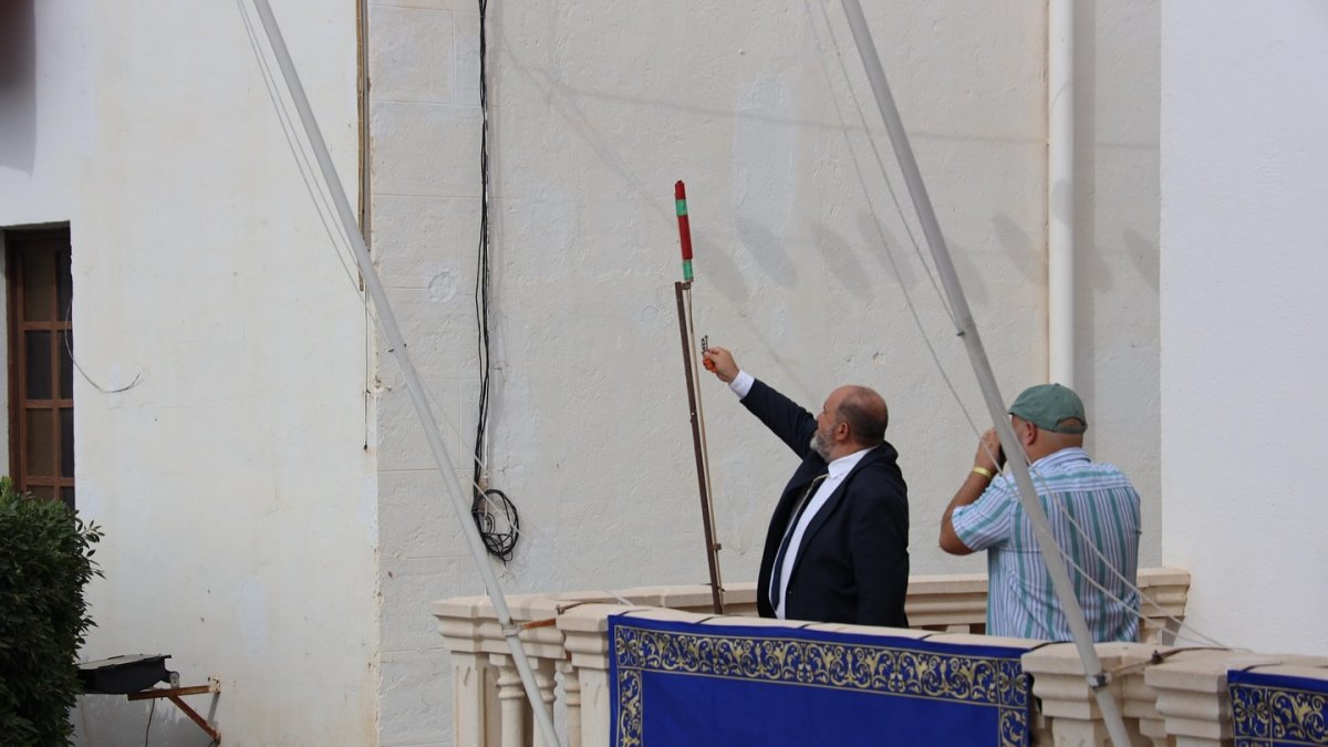 Cohetazo de inicio realizado por el alcalde Francisco Lirola