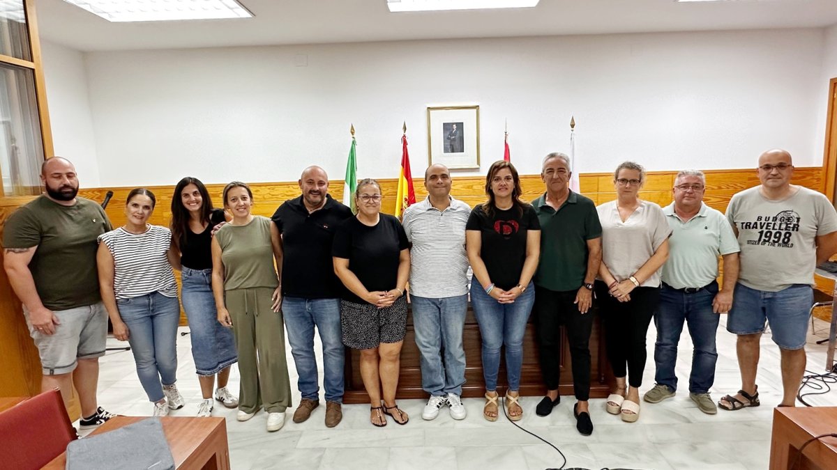 Noelia Damián, junto a Justo Gómez y el resto de la corporación municipal