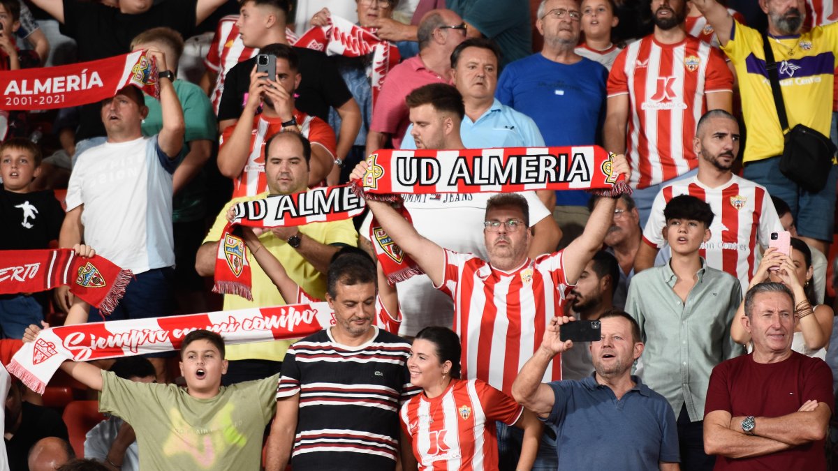 Aficionados del Almería en el partido ante el Sporting.