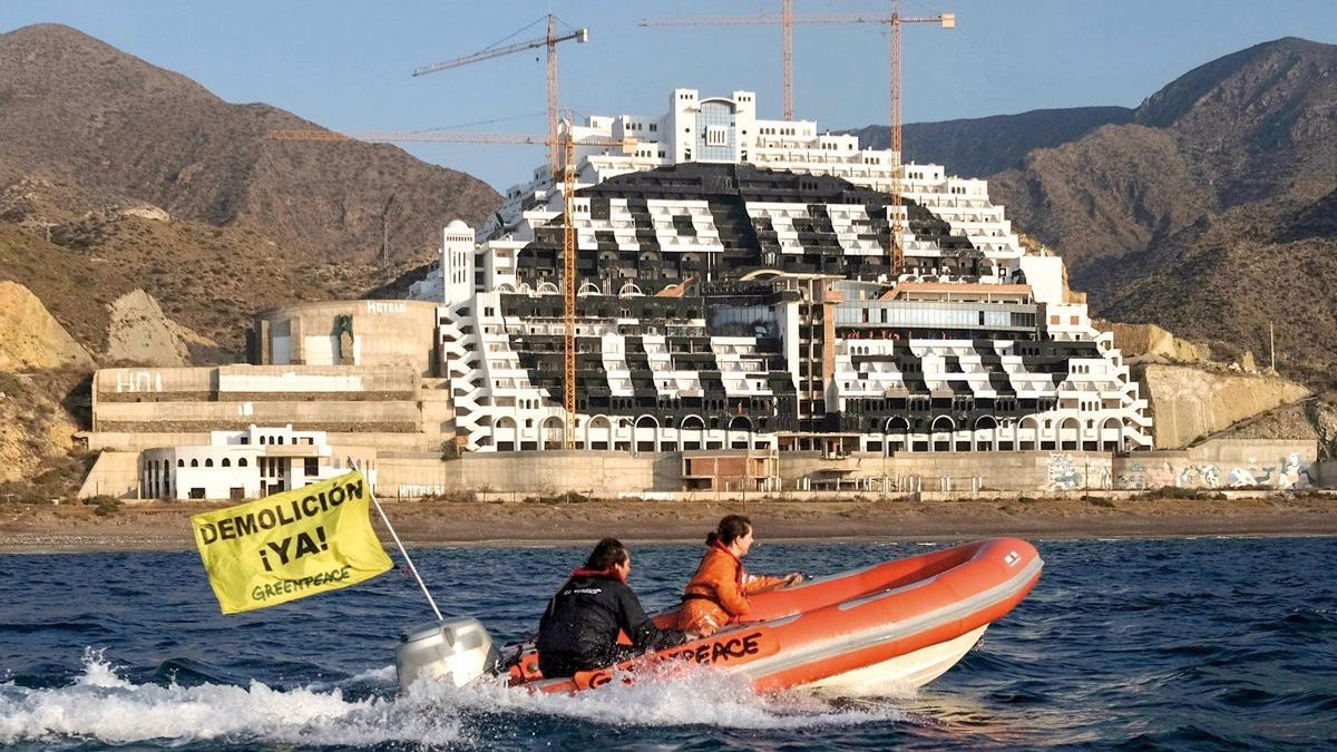 Activistas de Greenpeace se pronuncian frente al Hotel de Azata del Sol en la playa del Algarrobico, en Carboneras.