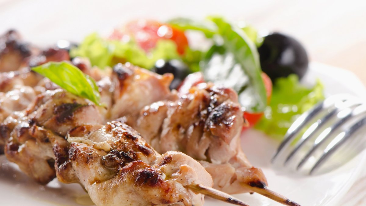 Imagen de un plato de brochetas. (DepositPhoto)