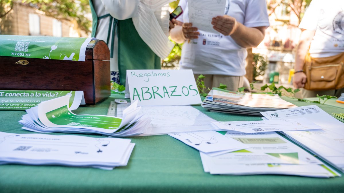 Stand de información de prevención al suicidio instalado en la Plaza del Educador.