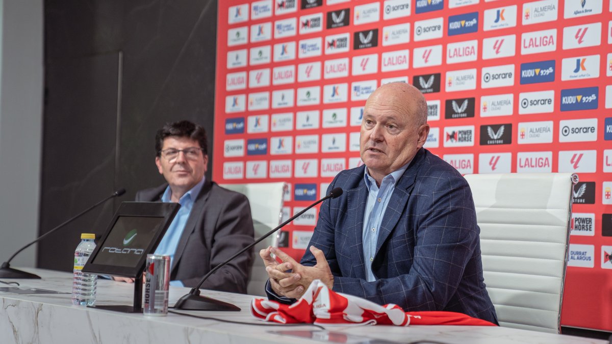 Pepe Mel tiene práctica en firmar contratos y libros.
