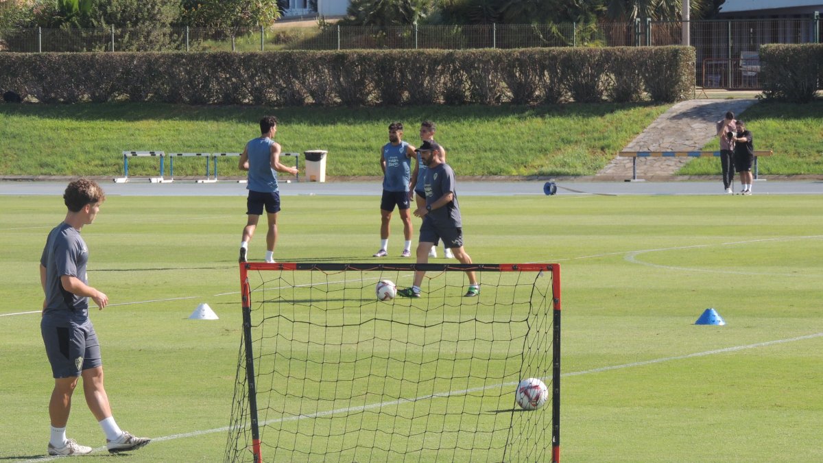 Charla, entrenamiento con mini-porterías y un futbolista KO.