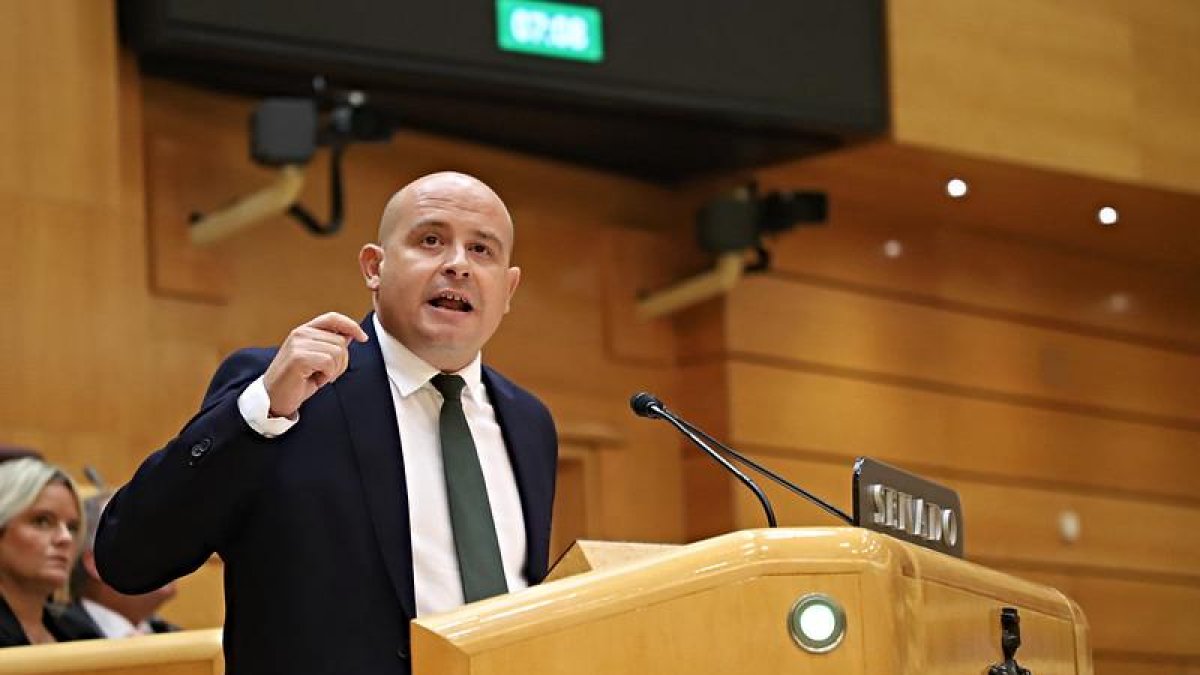 El portavoz y senador por Almería, Antonio Martínez, durante su comparecencia.