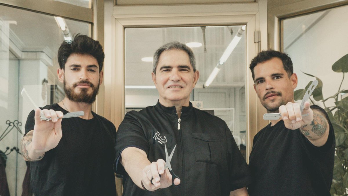 Jesús, Rafael y Álex el día de la jubilación del gran jefe en la peluquería.