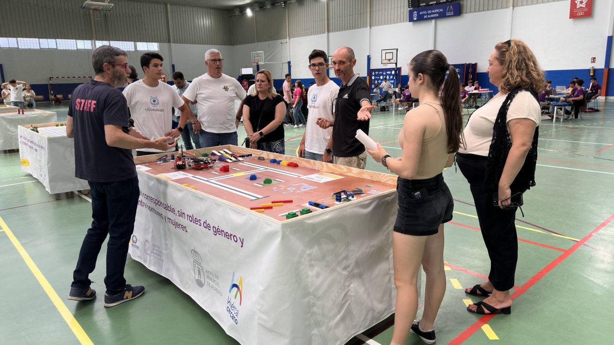 Los chicos y chicas demuestras sus habilidades en la robótica.