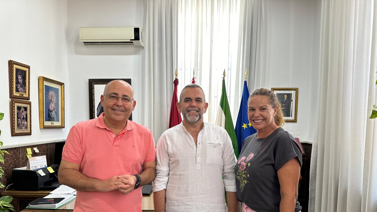 Antonio Lázaro en el centro de la imagen junto al alcalde huercalense y la edil de Cultura.