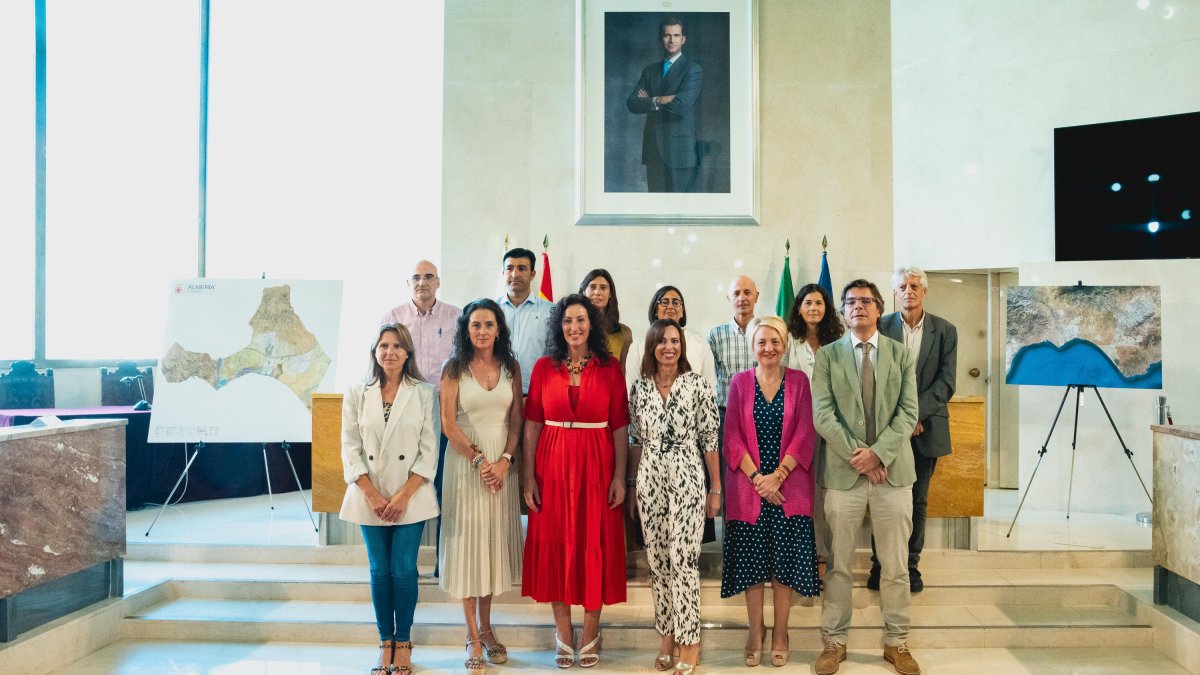 Foto de familia de los miembros de la mesa de trabajo