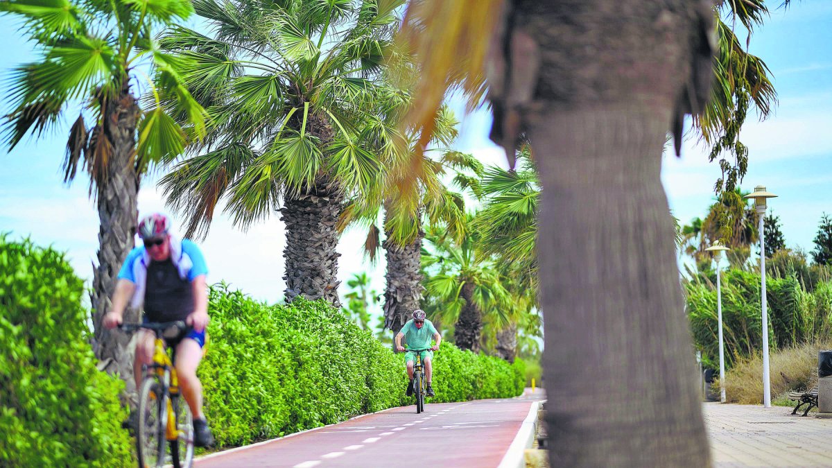 Ciclistas recorriendo el carril bici que circula hasta la Universidad de Almería