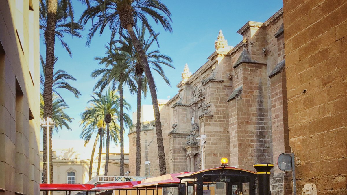 El icónico Tren Turístico de Almería a su paso por uno de los lugares más emblemáticos de la capital almeriense, la Catedral de la Encarnación