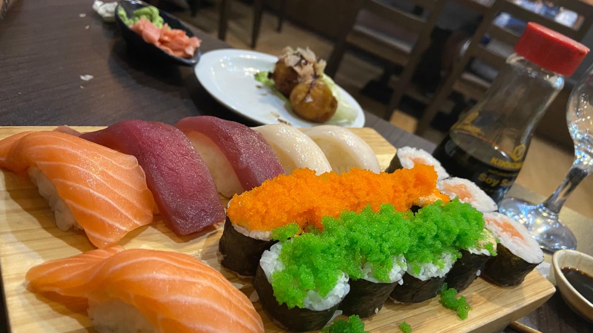 Un surtido de makis servido en King Sushi.