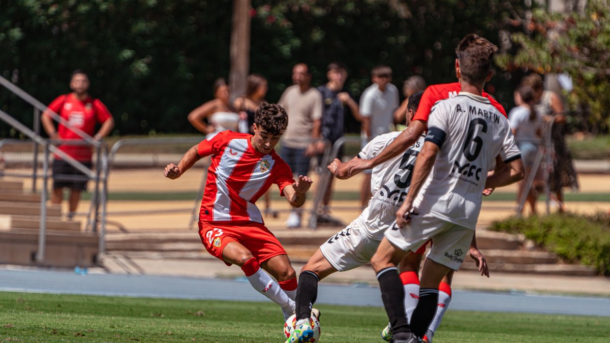 Sergio Dacal se va de dos jugadores de la Balona.