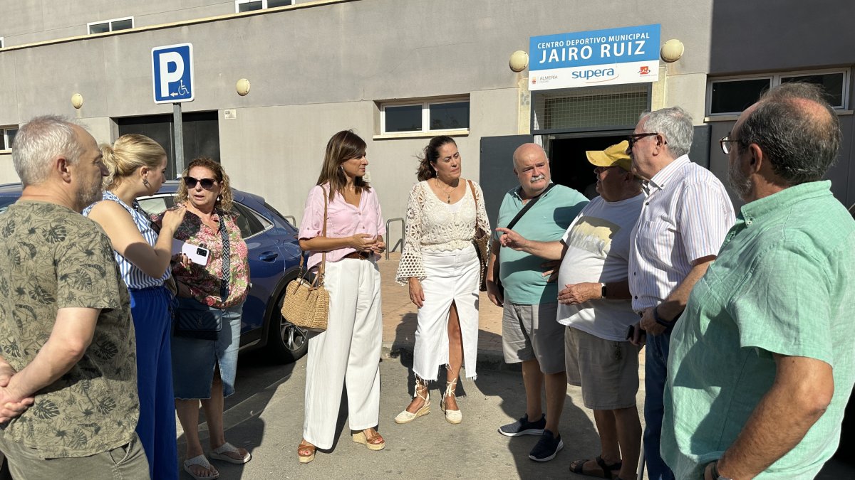 Visita de los concejales del PSOE al Pabellón Jairo Ruiz