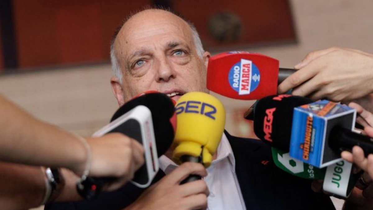 Javier Tebas atiende a los medios de comunicación.