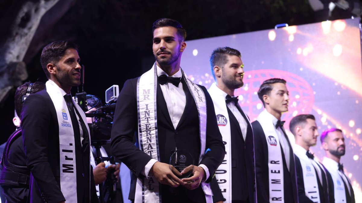 Fran Zafra entre el resto de candidatos para Míster España.