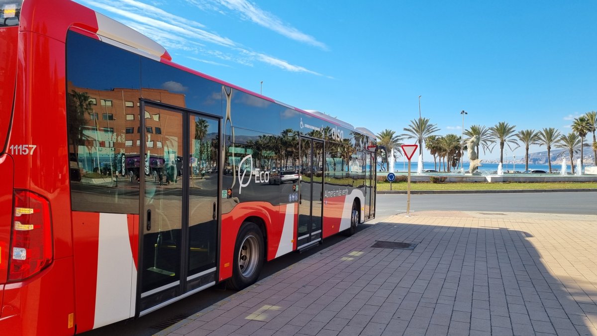 no de los autobuses de la flota de Surbús que conecta la ciudad.
