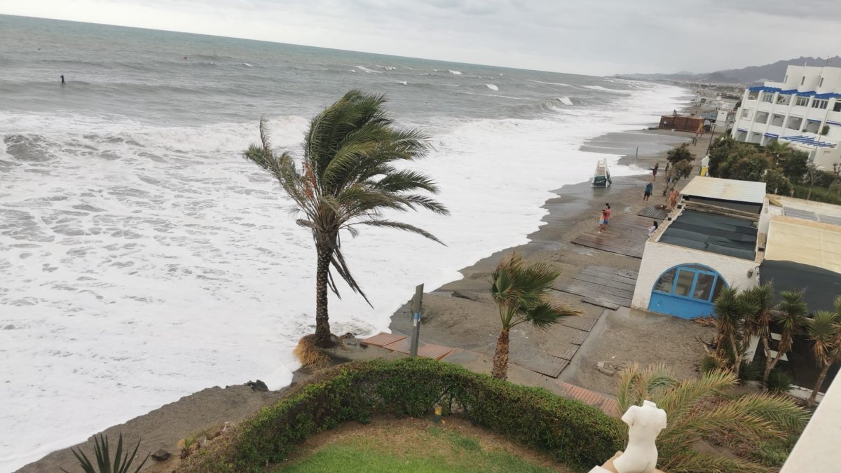 Oleaje en las playas de Vera.
