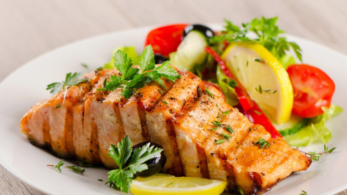 Salmón plancha con ensalada para el menú de este domingo (Imagen: Depositphotos).
