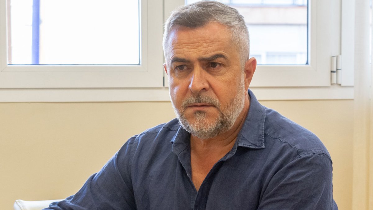 Juan Antonio Lorenzo. en su despacho en la sede del PSOE de Almería.