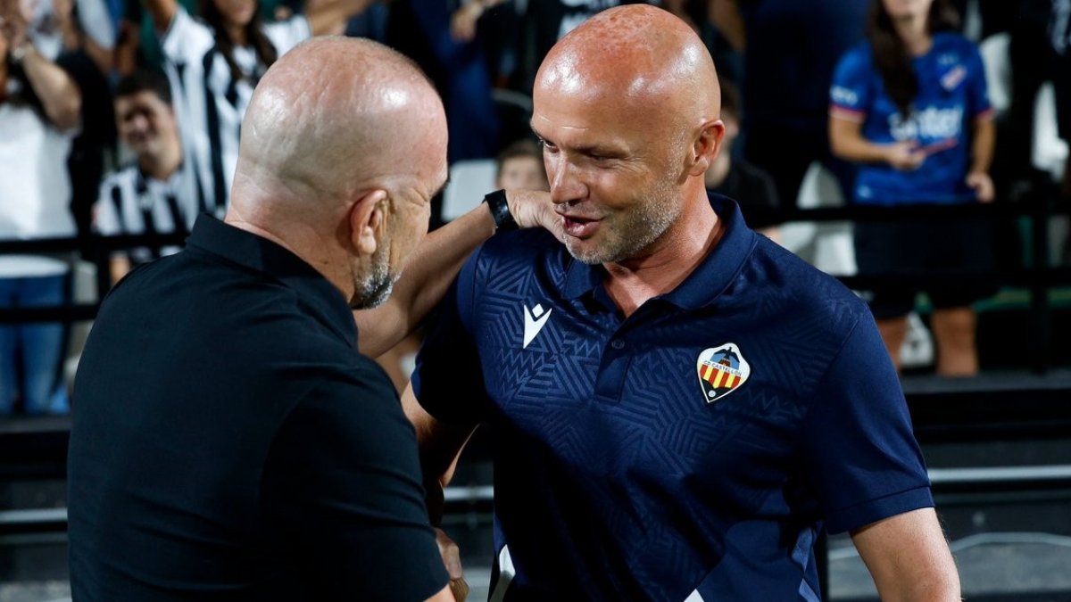 Dick Schreuder saluda a Paco López.