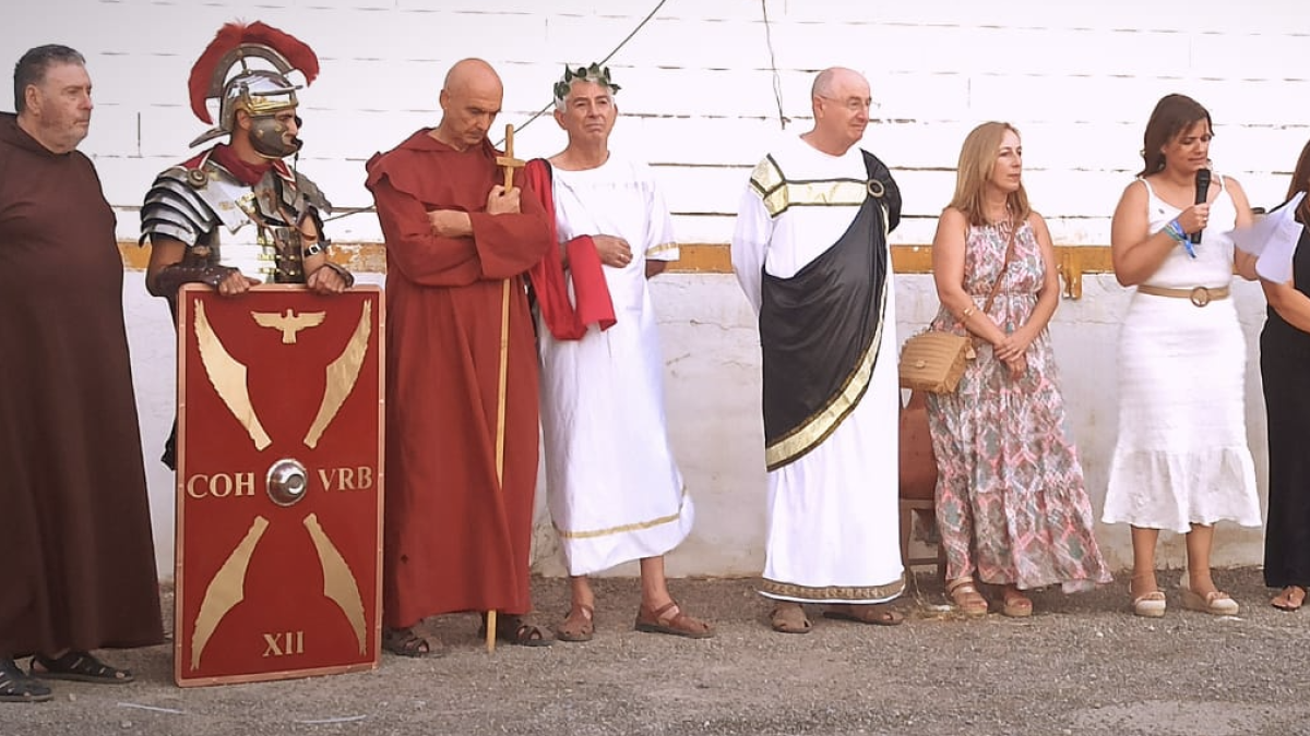 Autoridades y vecinos durante el Pregón de la Confraternización Vrci-Alba.