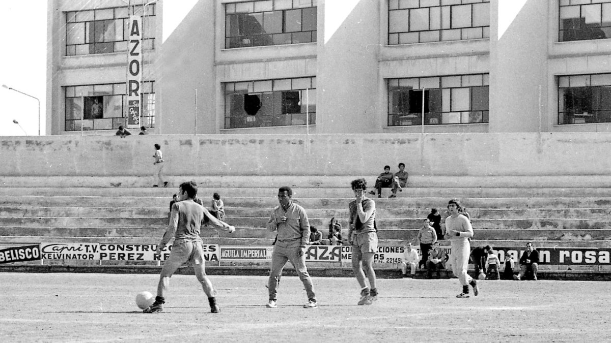 El técnico Ben Barek (73-74) era muy amigo de las jeringas con vitamina B. En la foto un entrenamiento del Almería en el estadio de la Falange.