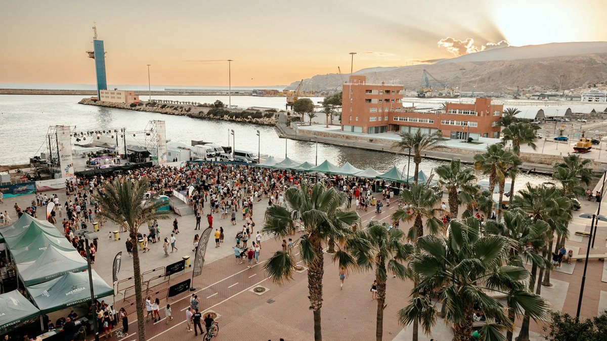 Fiesta de bienvenida del Cooltural 2024 en Las Almadrabillas.