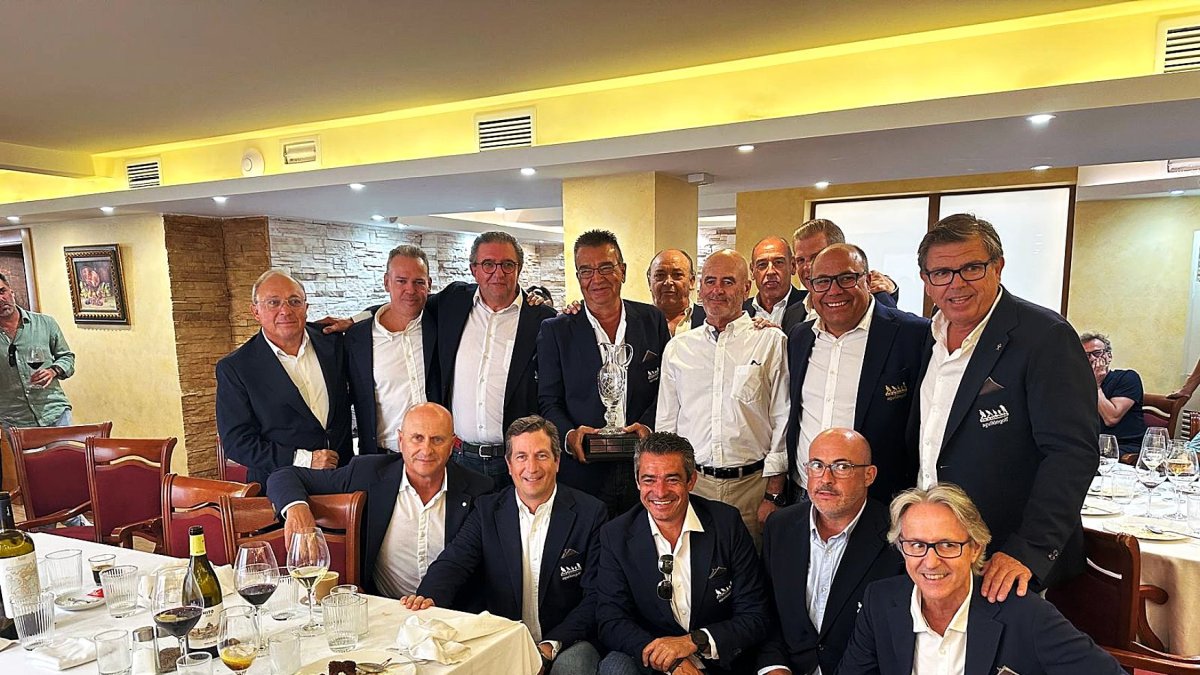 Los ganadores y el presidente.