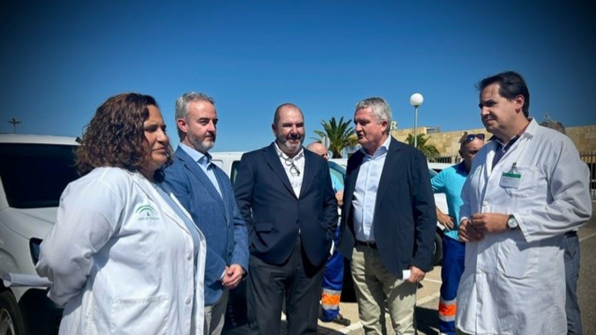 El delegado de Salud Juan de la Cruz Belmonte, presenta los nuevos vehículos.